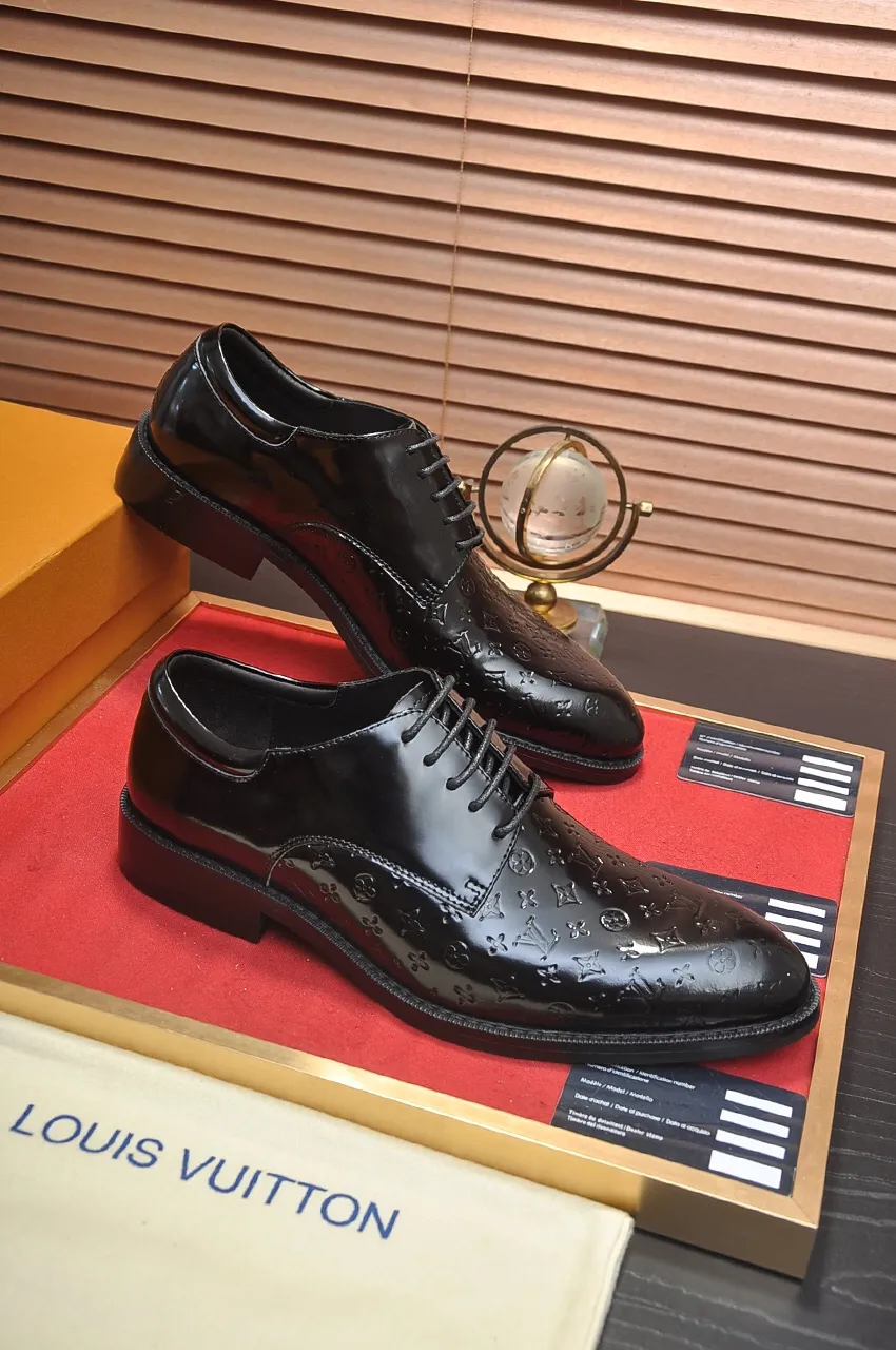 Men's men's shoes 💰520💶 [LV] (original single cowhide lining) 🍀LV's latest genuine leather business suit shoes are launched simultaneously on the official website. The first-layer cowhide imported from Italy is made of heavy gold, 💥official website 1:1 rubber outsole. Versatile to wear, high-end without losing class, and the color combination is extraordinary. This four-season style is alluring when worn on your feet, showing off your big-name flair. Standard code 38-45 (45 customized)
